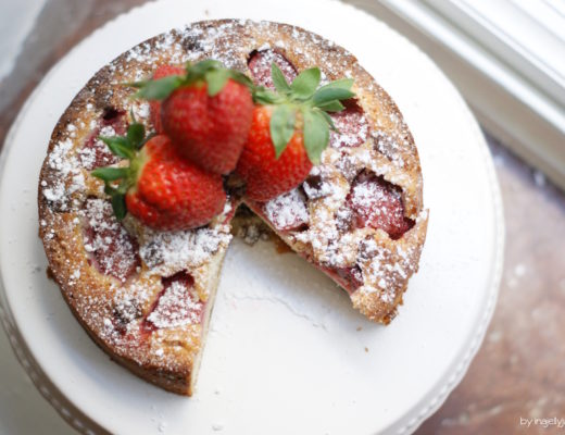 Chocolate Chip Cookie Kuchen mit Erdbeertopping