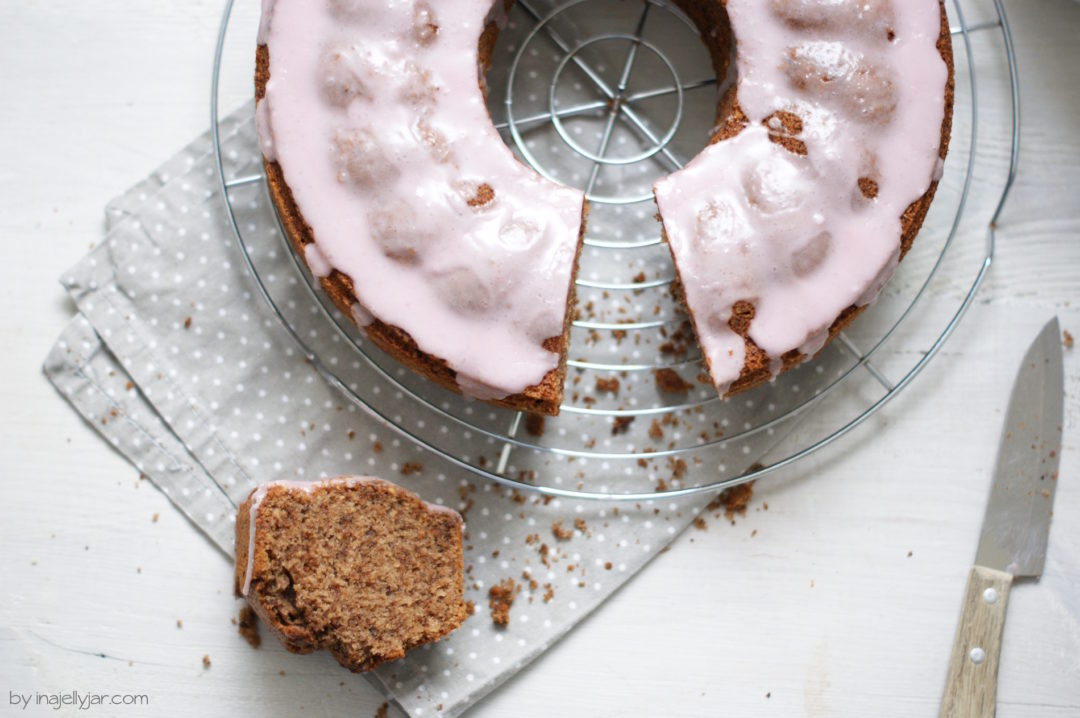 Einfacher Rotweinkuchen mit Zuckerguss