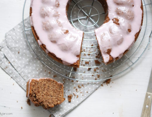 Einfacher Rotweinkuchen mit Zuckerguss