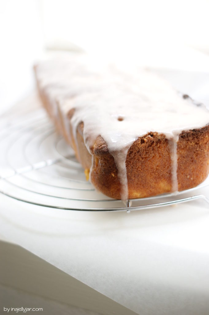 Zitronen-Rhabarberkuchen mit Rhabarberglasur