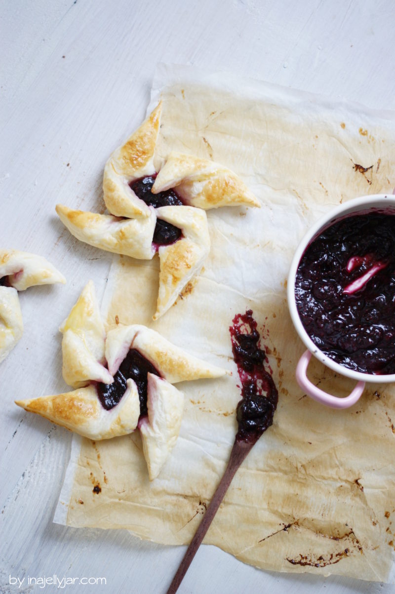 Blaubeer-Rhabarber-Plunderteilchen | Moment in a Jelly Jar Blaubeer-Rhabarber-Plunderteilchen | Moment in a Jelly Jar