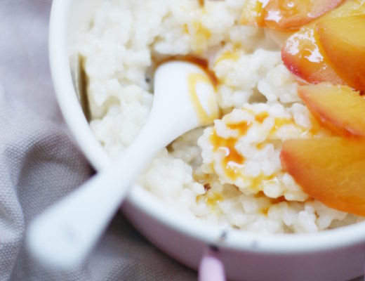 Rezept für Milchreis mit pochierten Honig-Pfirsichen
