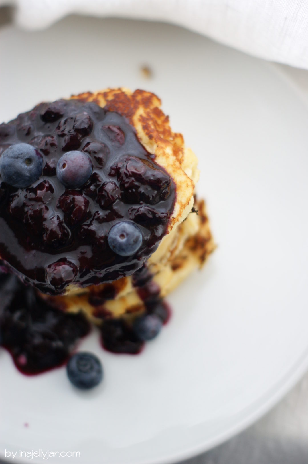 Glutenfreies Frühstück: Kokospancakes mit Blaubeersauce