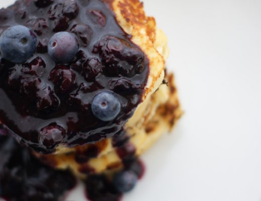 Glutenfreies Frühstück: Kokospancakes mit Blaubeersauce