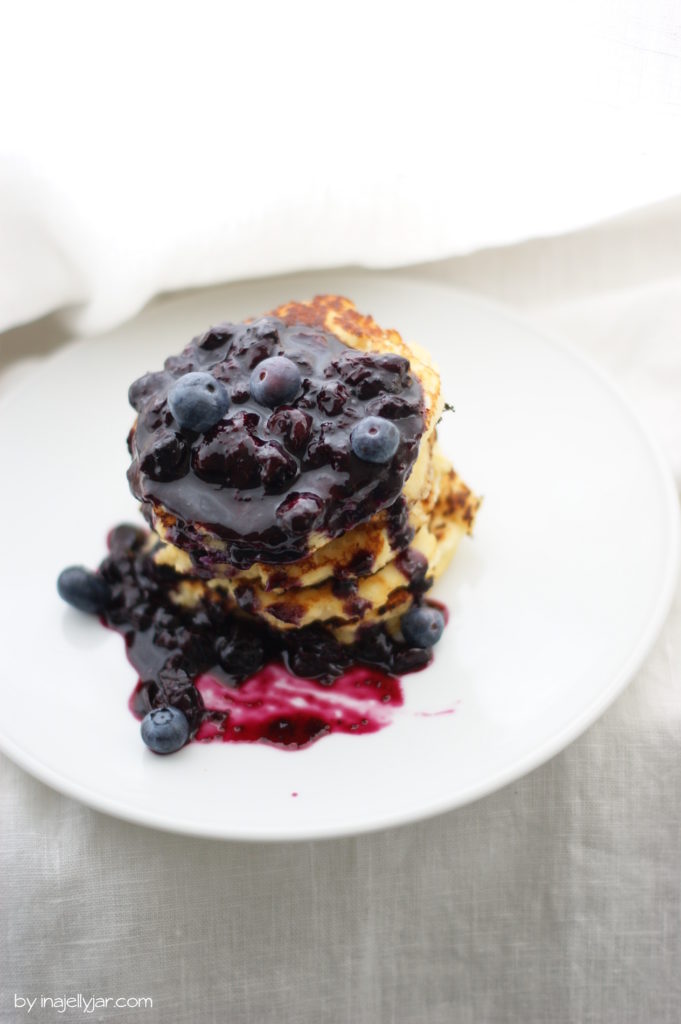 glutenfrei & paleo: Kokospancakes mit Blaubeersauce