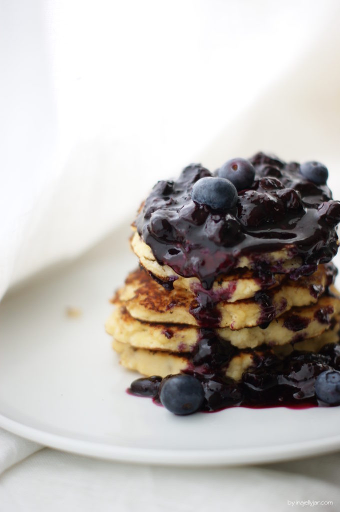 Glutenfreie Kokospancakes mit Blaubeersauce