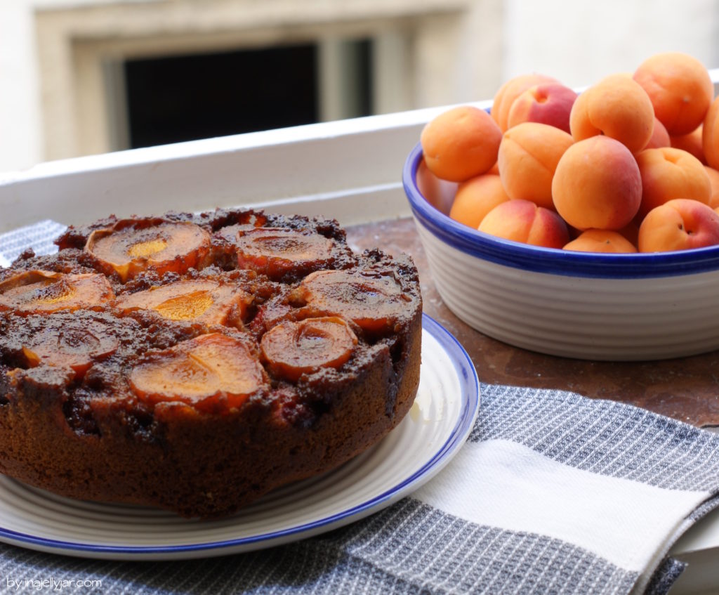 Vollwertiger Upside-Down-Marillenkuchen mit Himbeeren