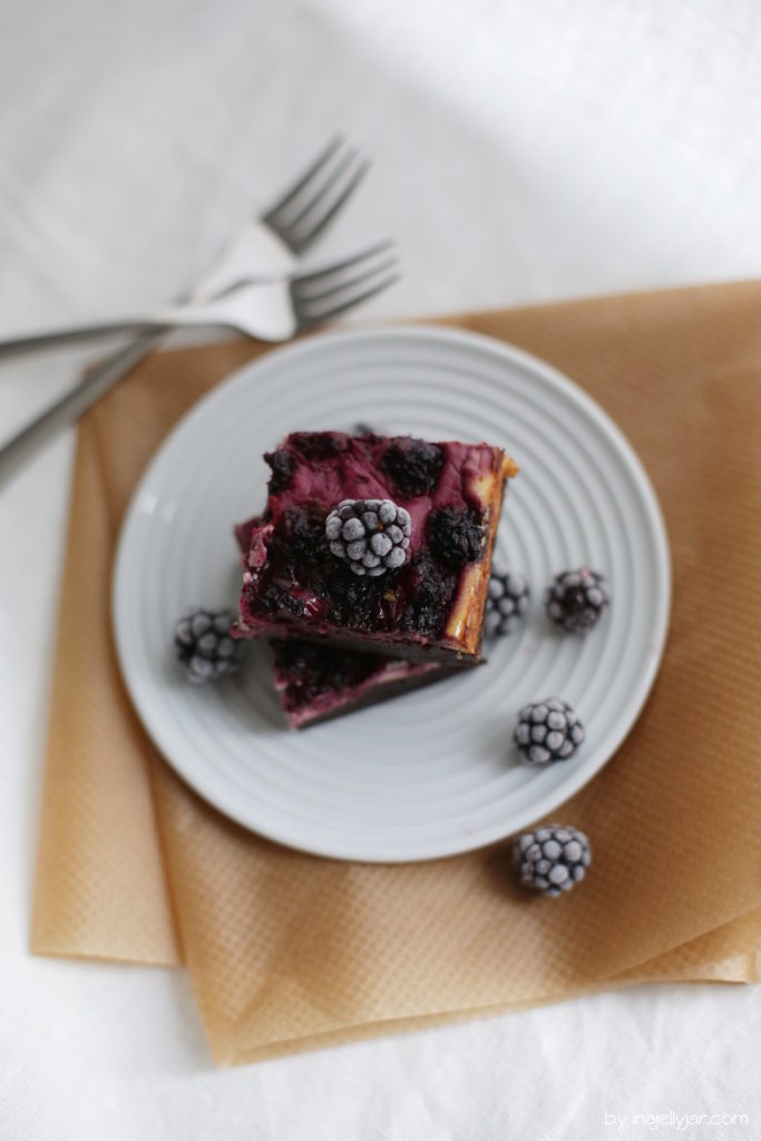 Rezept für Cheesecake-Brownies mit Brombeeren