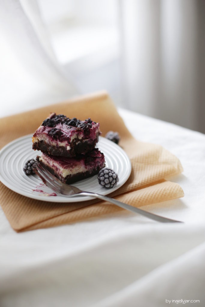 Super saftige Cheesecake-Brownies mit Brombeeren