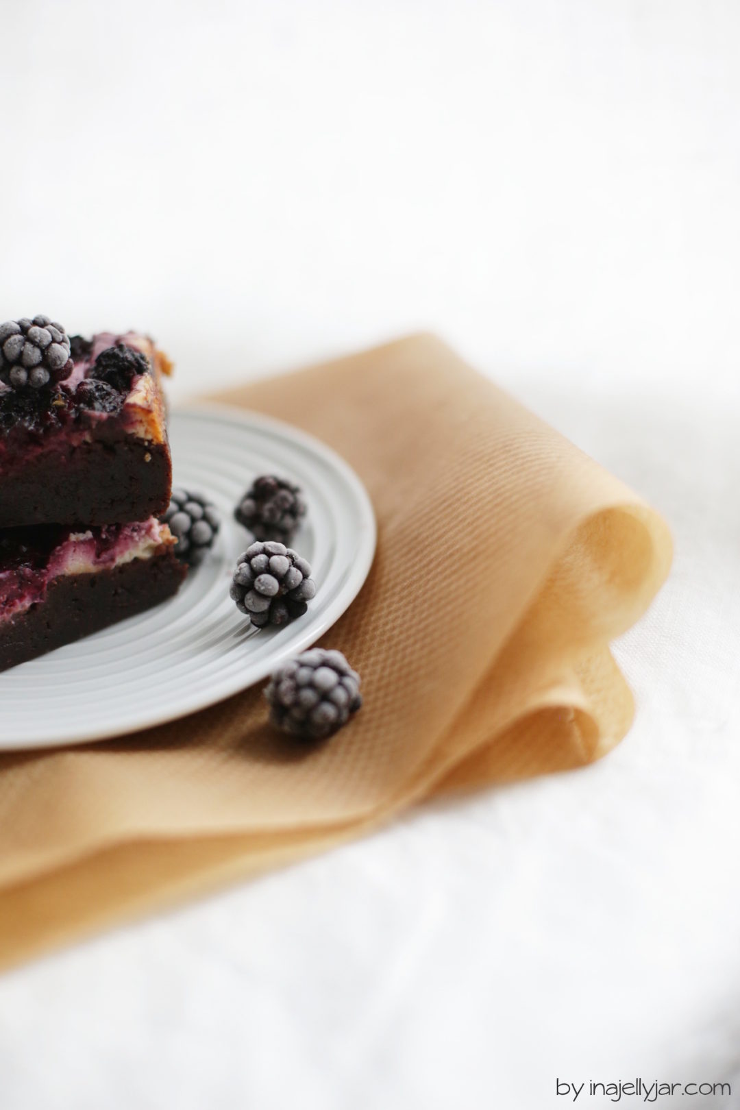 Herrliche Cheesecake-Brownies mit Brombeeren