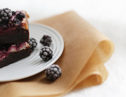 Herrliche Cheesecake-Brownies mit Brombeeren