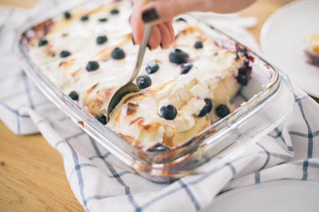 Topfenpalatschinken mit Heidelbeeren