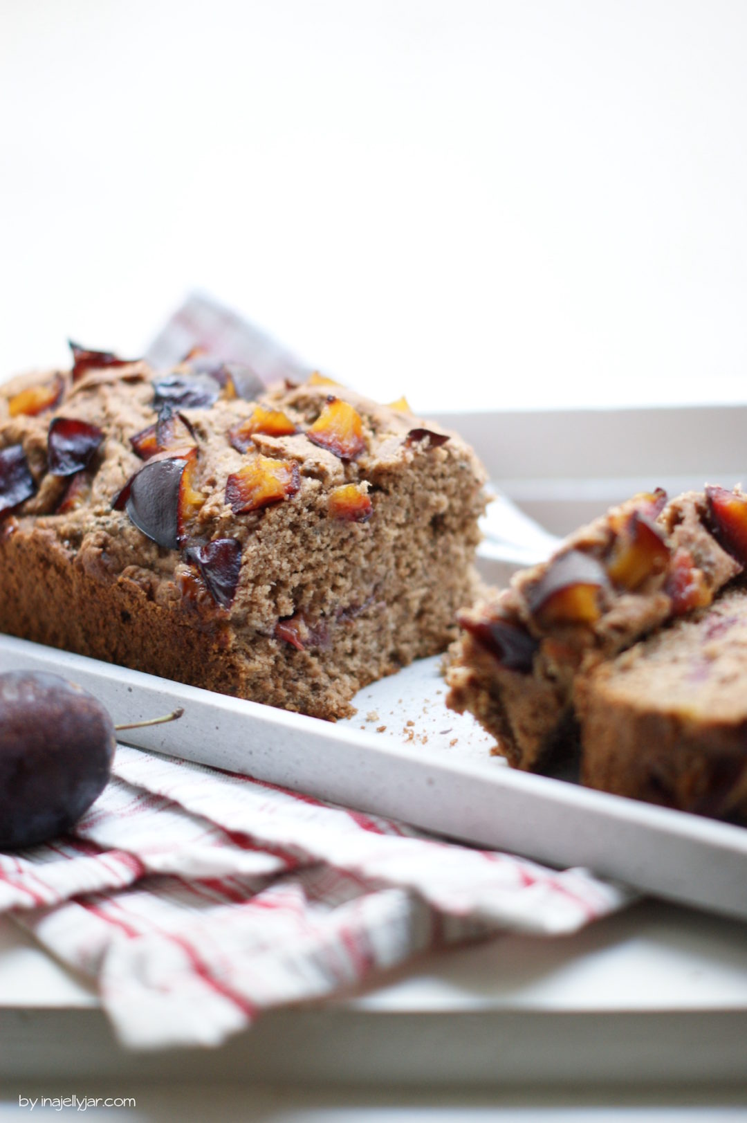 Veganer Zwetschgenkuchen mit nussigem Buchweizenmehl