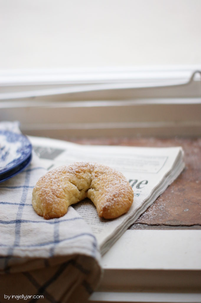 Mürbe Nussbeugerl mit Haselnüssen und Marzipan