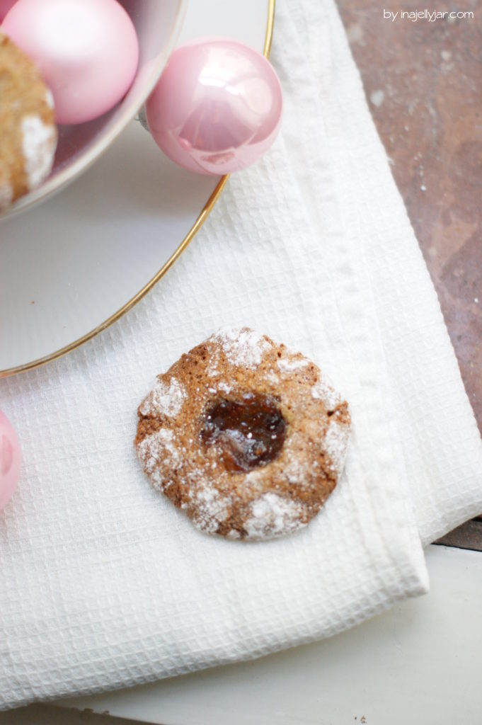 Amarettini mit Himbeermarmelade gefüllt