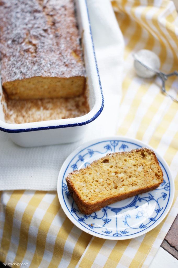 Einfacher Karottenkuchen mit Apfel, Apfelmus und Mandeln