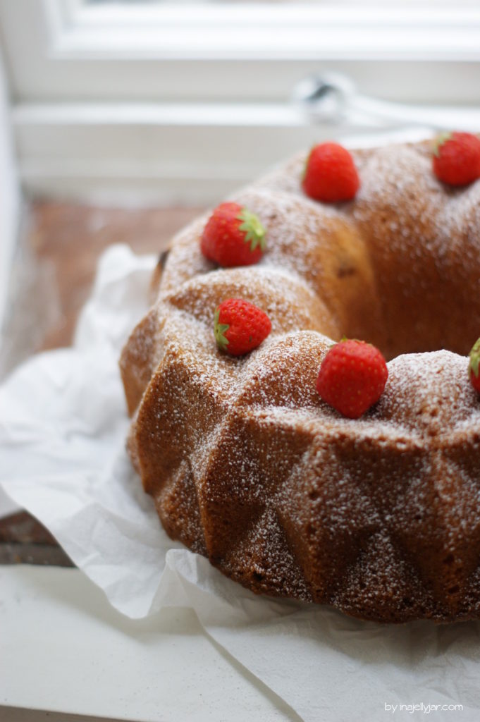 Kokosgugelhupf mit Erdbeeren