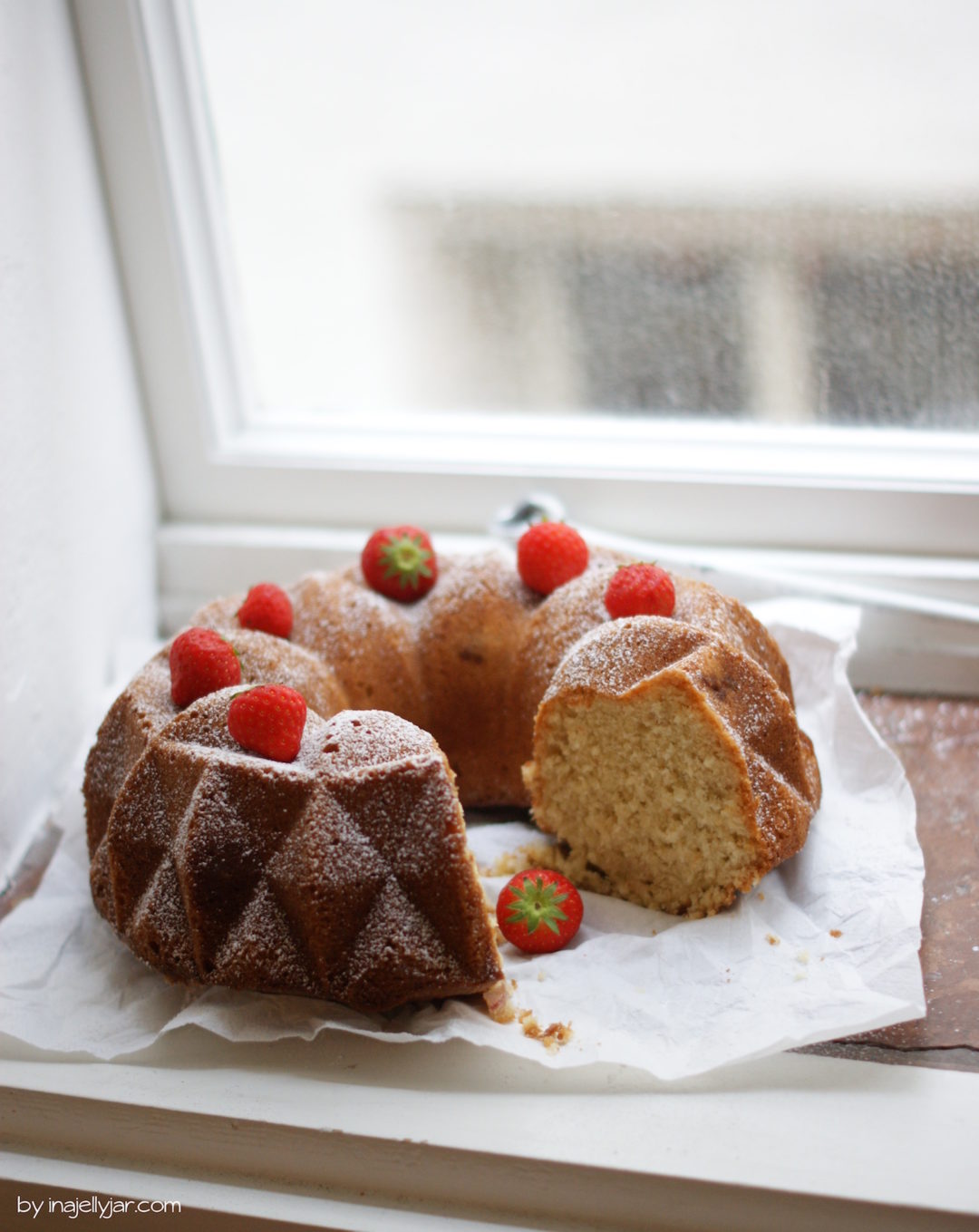 Kokosgugelhupf mit Erdbeeren