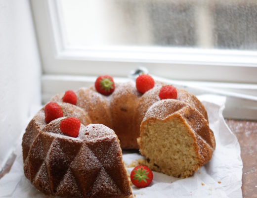 Kokosgugelhupf mit Erdbeeren