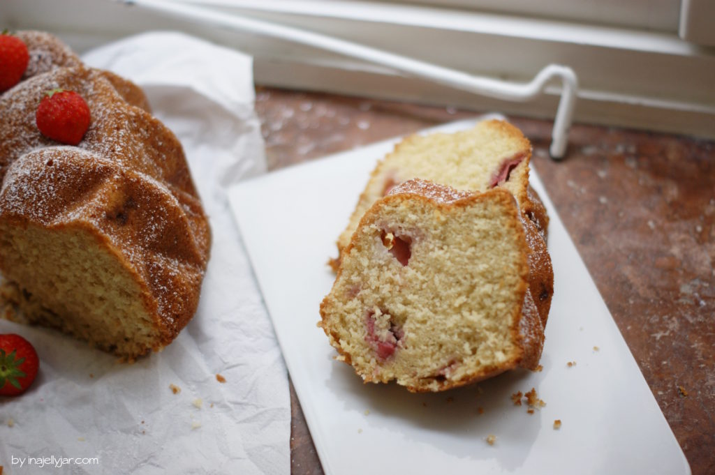 Kokosgugelhupf mit Erdbeeren