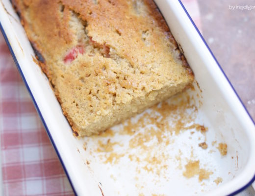 Super saftiger Rhabarberkuchen mit gemahlenen Mandeln