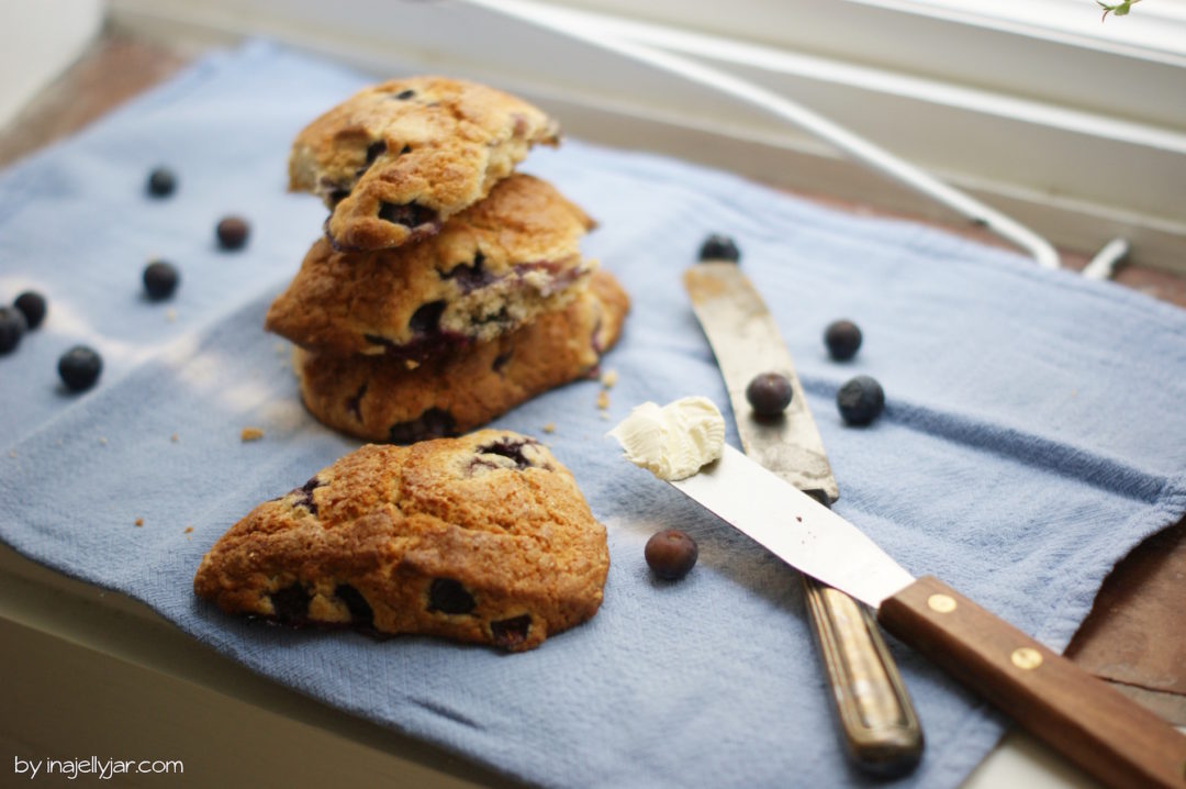 Heidelbeer-Scones mit Butter