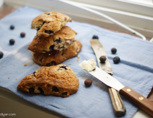 Heidelbeer-Scones mit Butter