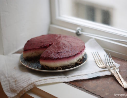 No-Bake-Torte mit Himbeerspiegel