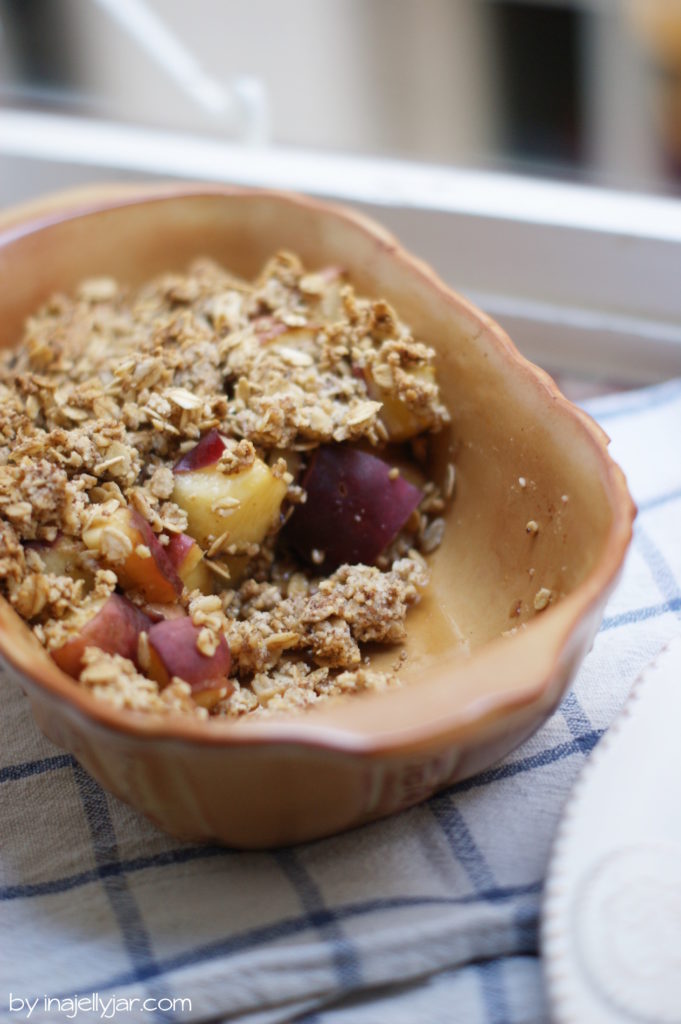 Pfirsich-Crumble ohne raffinierten Zucker, ohne Gluten und ohne Butter