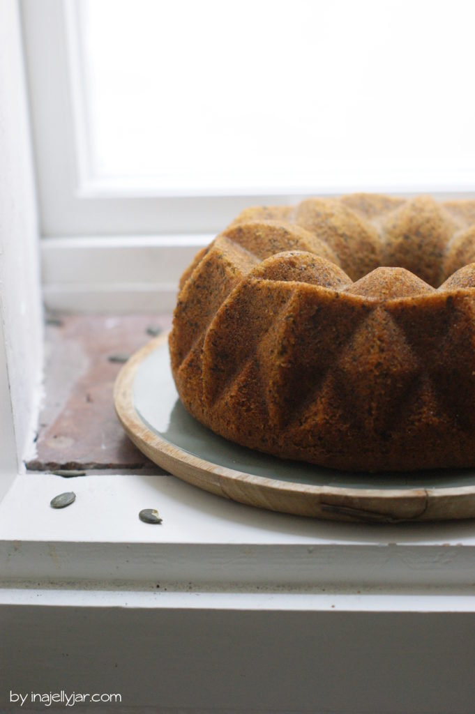 Kürbiskern-Gugelhupf mit geriebenem Apfel