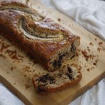 Einfaches Bananenbrot mit Tahini, Paranüssen und Schokolade