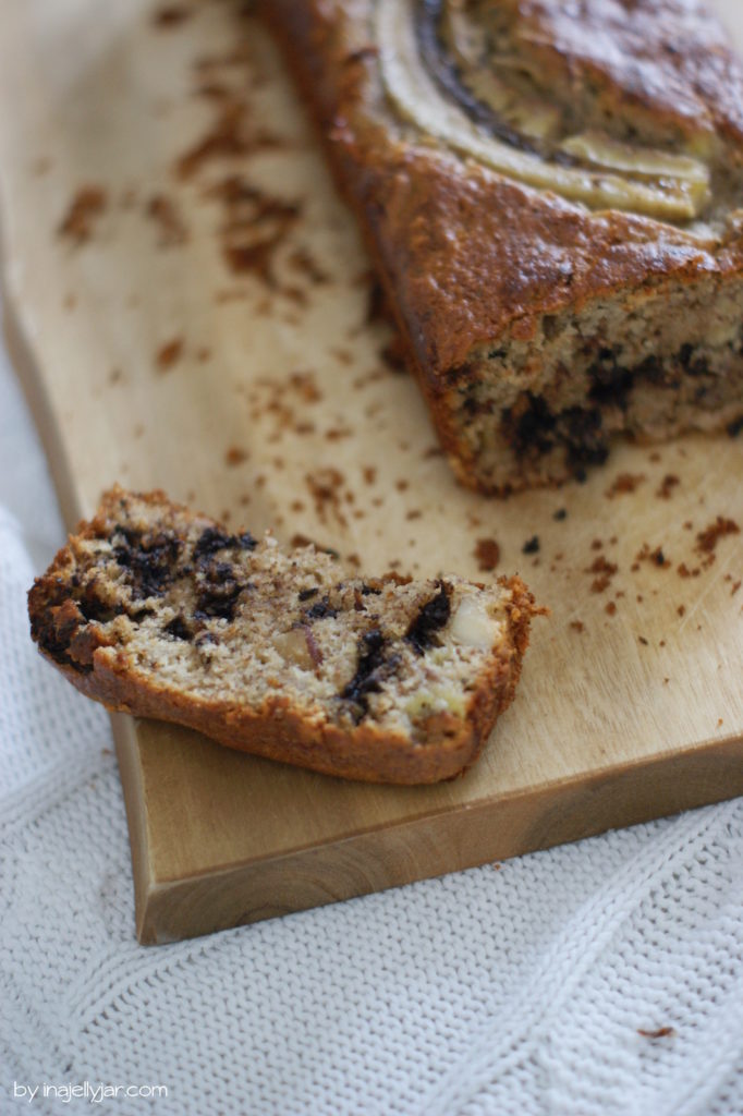 Ein Stück Bananenbrot mit Tahini, Paranüssen und Schokolade