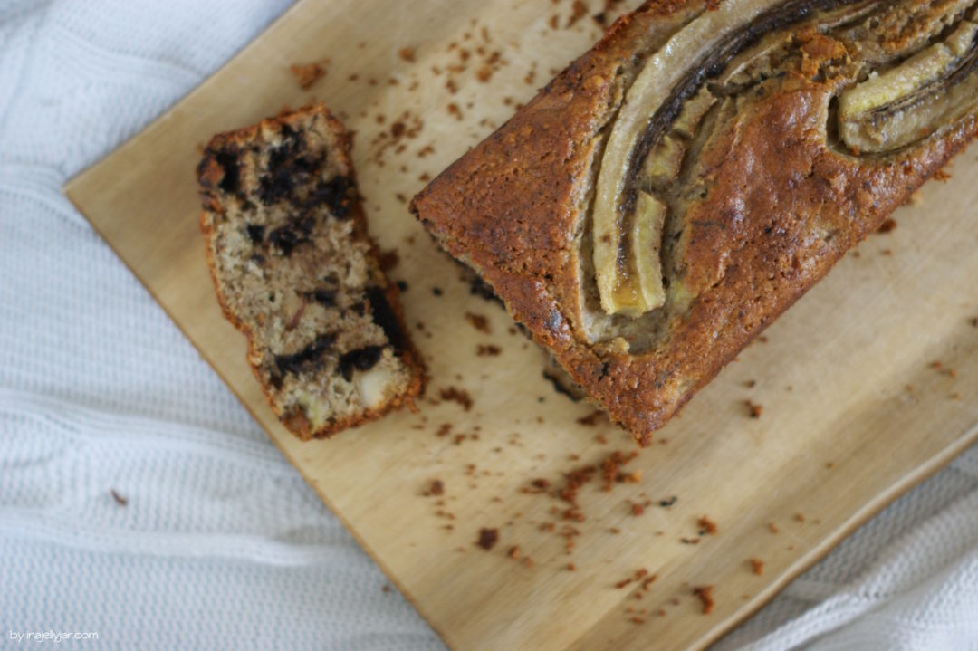 Bananenbrot, verfeinert mit Tahini, Paranüssen und Schokolade