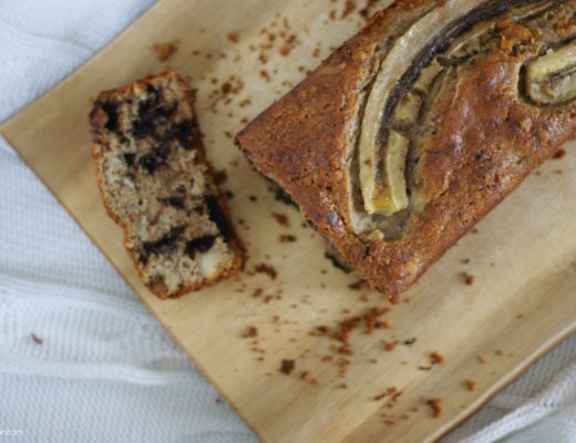 Bananenbrot, verfeinert mit Tahini, Paranüssen und Schokolade