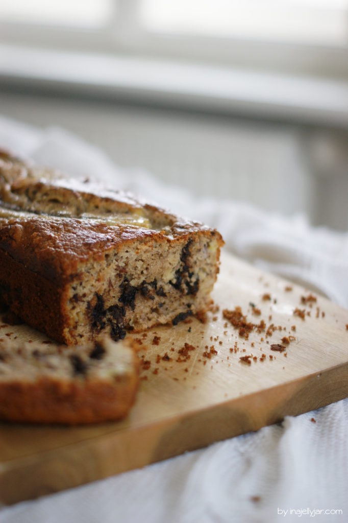 Herrlich einfach, einfach herrlich: Bananenbrot mit Tahini, Paranüssen und Schokolade