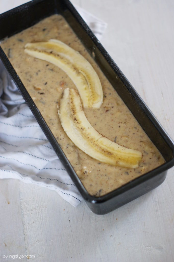 Bananenbrot-Teig mit Tahini, Paranüssen und Schokolade