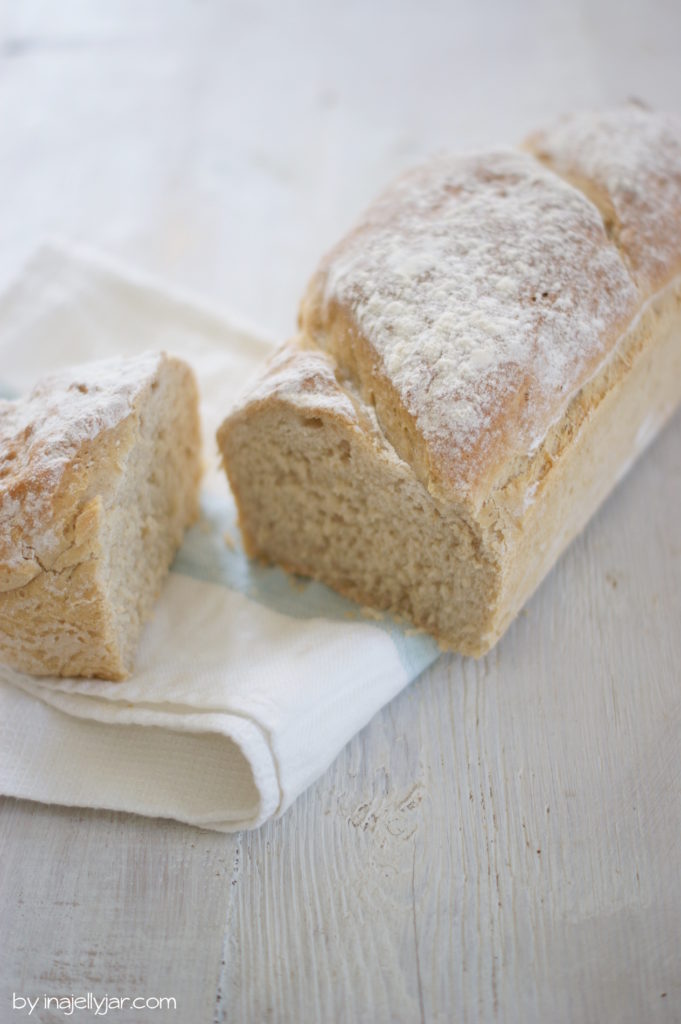 Angeschnittenes Topfenbrot