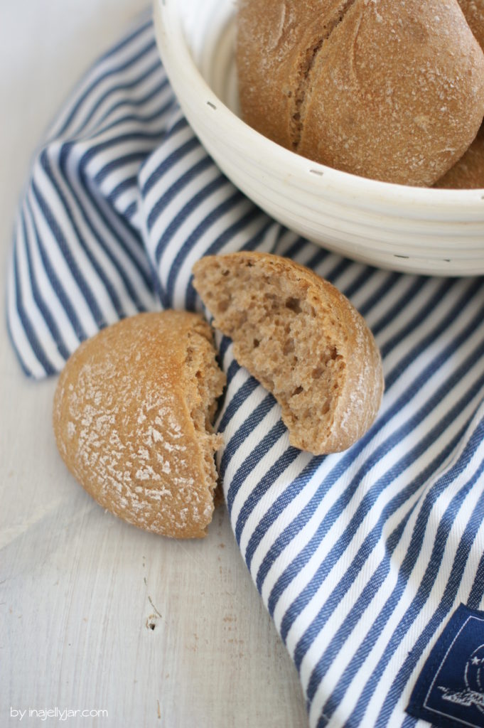 Dinkelweckerl mit Sauerteig und Gern