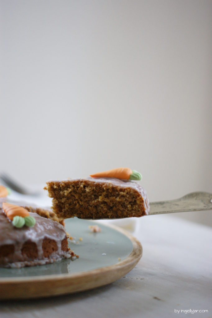 Ein Stück Karottenkuchen