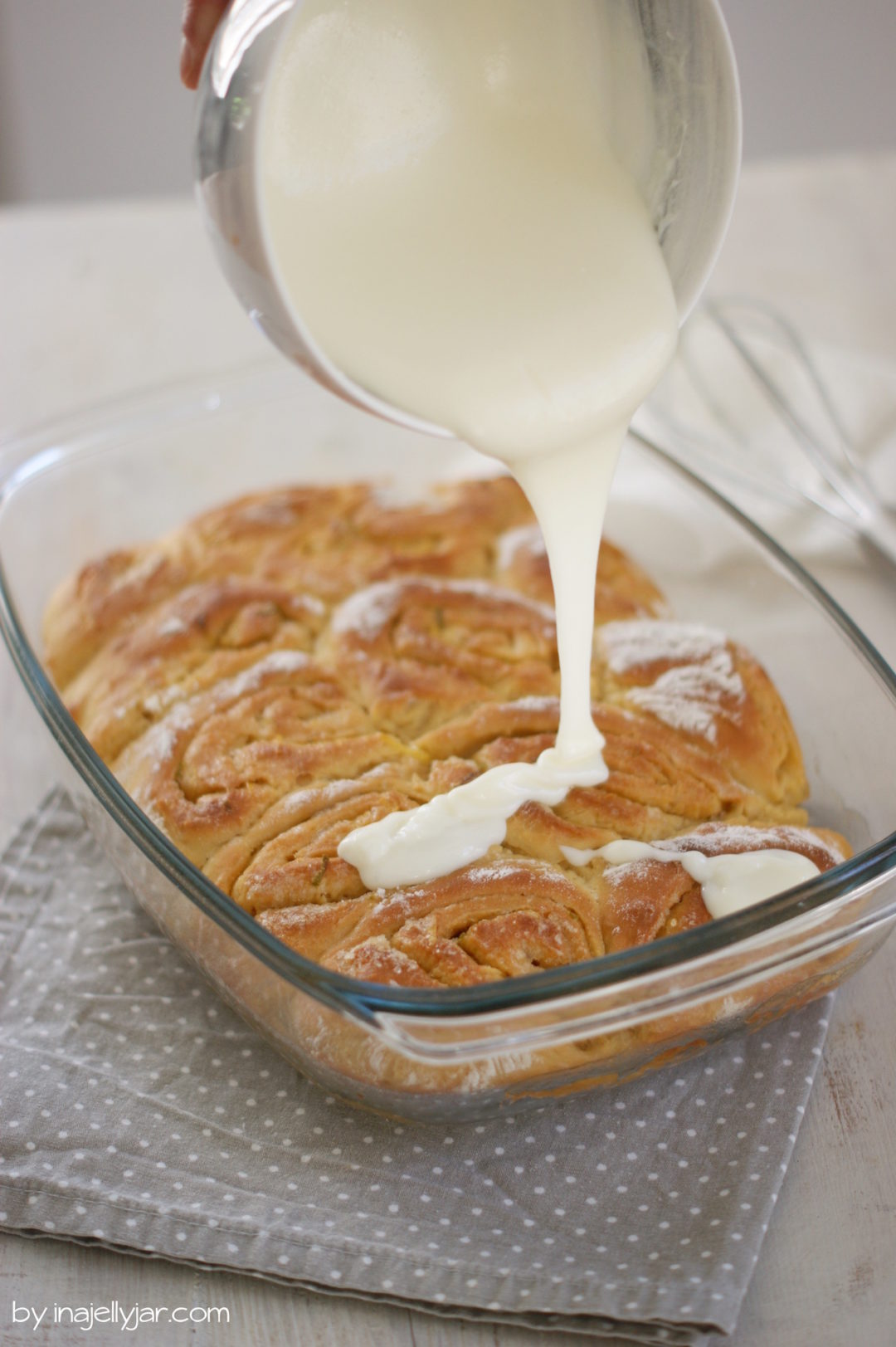 Zitronenschnecken mit cremiger Frischkäseglasur