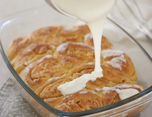 Zitronenschnecken mit cremiger Frischkäseglasur