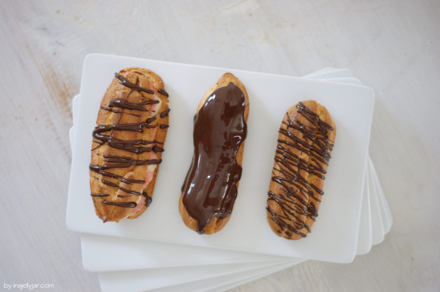 Eclairs doppelt gefüllt mit Rhabarber-Vanille-Füllung