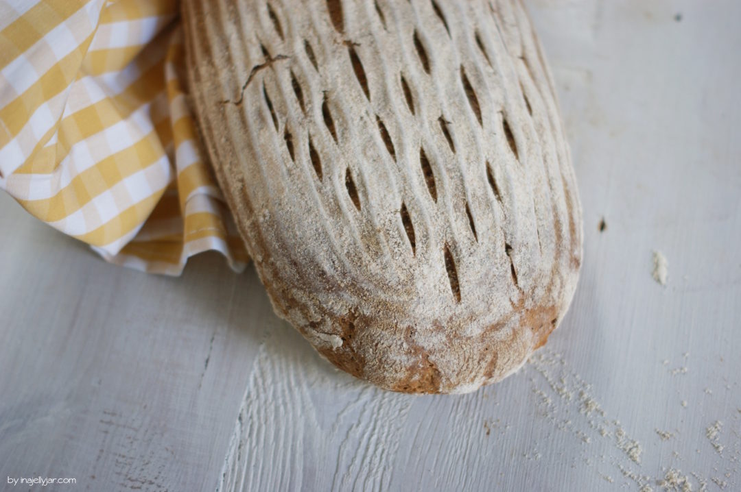 Einkornbrot dekorativ eingeschnitten