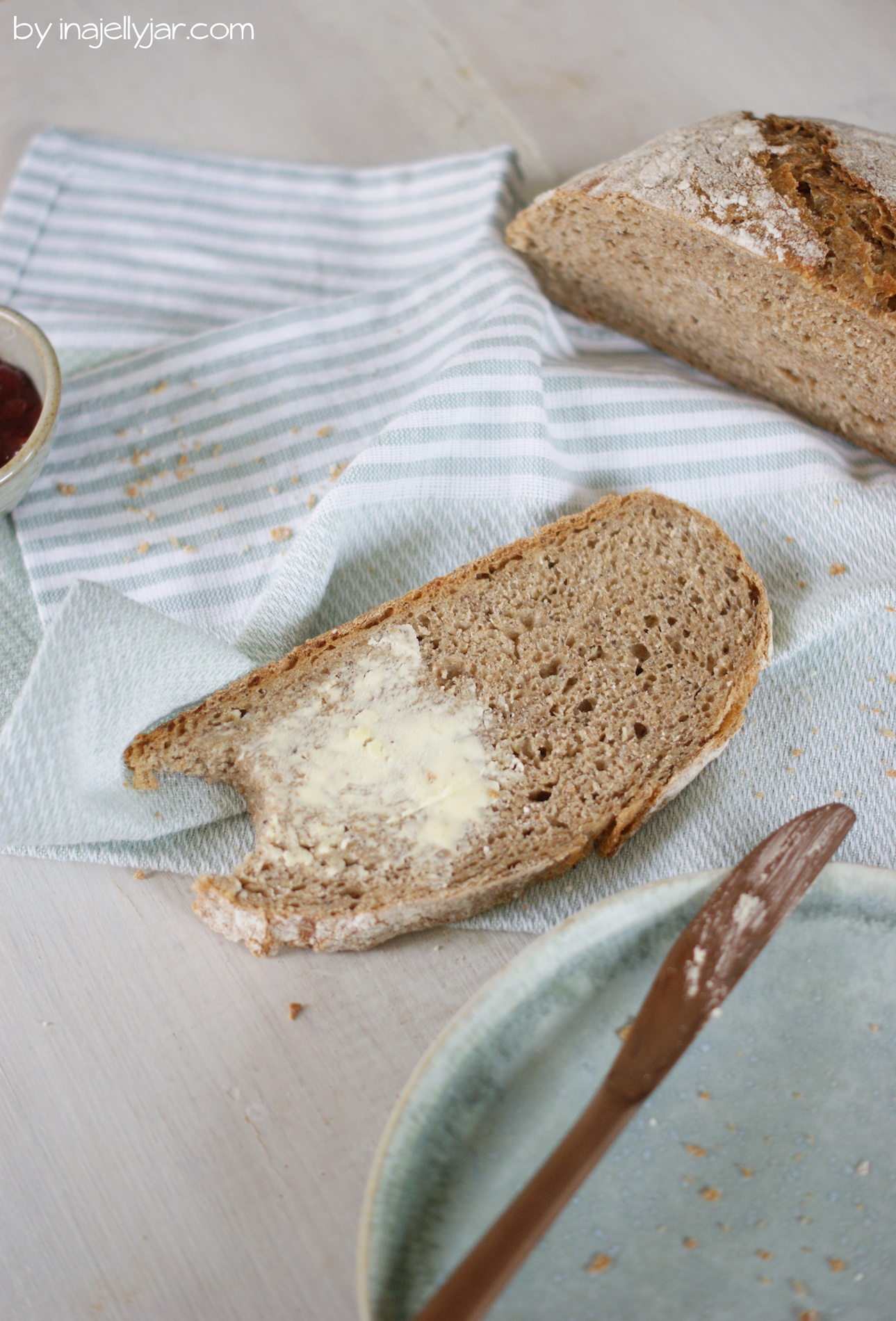 Topfbrot mit Butter bestrichen