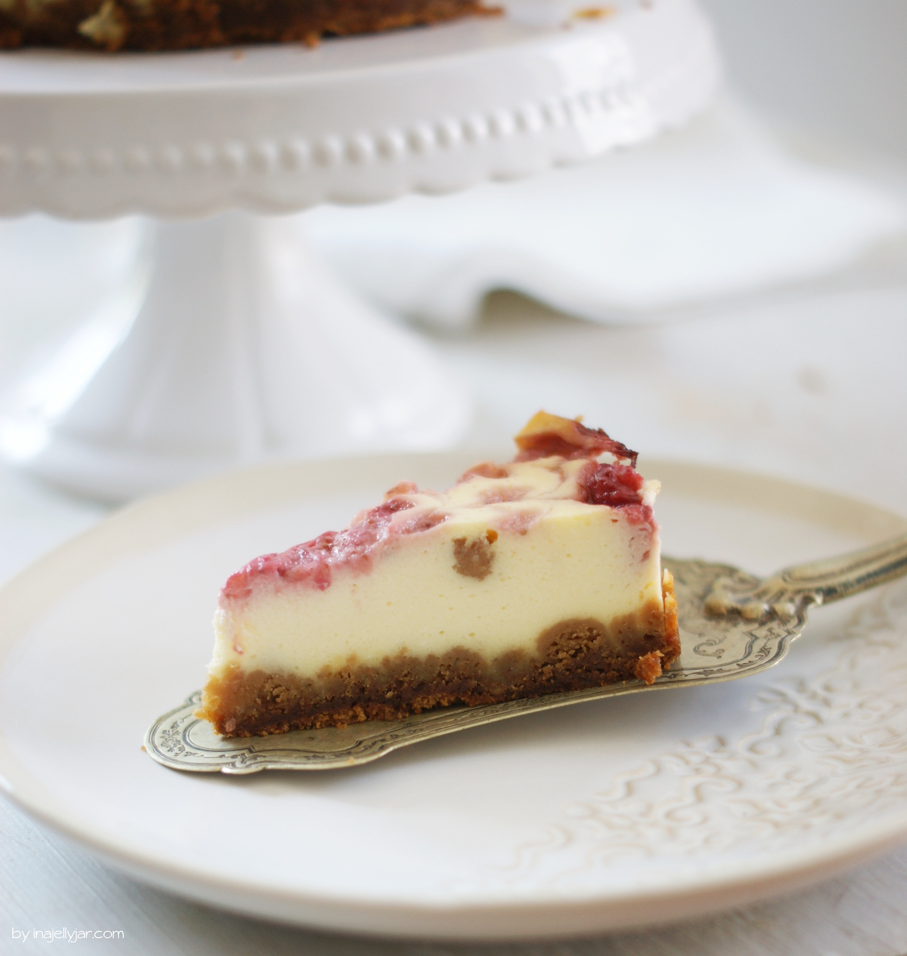 Cheesecake mit Erdbeerswirl, Topfen und Lotuskeksen